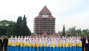 Siswi-kelas-10-SMA-Muhammadiyah-10-GKB
